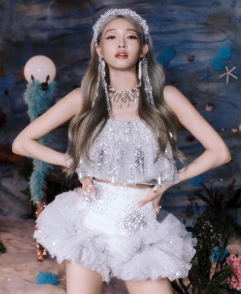 Sparkle Outfit, Kpop Concert Outfit, Kim Chungha, Female Actresses, Hair Inspiration Color, Kpop Outfits, Stage Outfits, Kpop Girl Groups, Concert Outfit