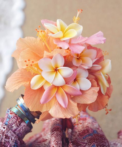 Flores Plumeria, Plumeria Bouquet, Wedding Rings Ideas, Hibiscus Bouquet, Hawaiian Wedding Rings, Hibiscus Wedding, Wedding Ring Ideas, Rings Ideas, Boquette Flowers