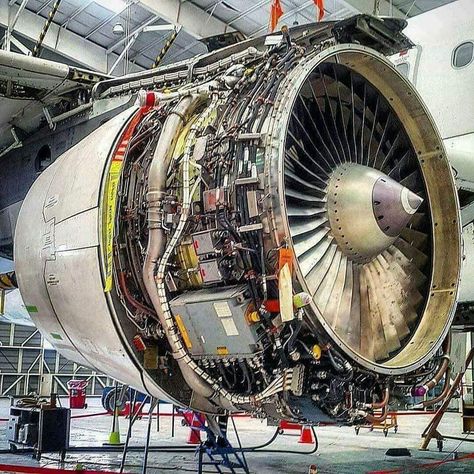 Boeing 747 engine ... Follow @mechanicaleducation Via @mechanicalviral  Tag your friends Airplane Mechanic, Jet Motor, Plane Engine, Aviation Engineering, Turbine Engine, Aircraft Mechanics, Airplane Photography, Aircraft Maintenance, Gas Turbine