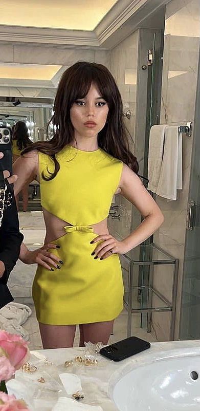 Jenna Ortega Yellow Dress, Jenna Ortega Laying Down, Jenna Ortega Bathing Suit, Jenna Ortega Legs, Jenna Ortega Body, Jenna Ortega Dress, Jenna Ortega Style, Body Hot, Autumn Aesthetic