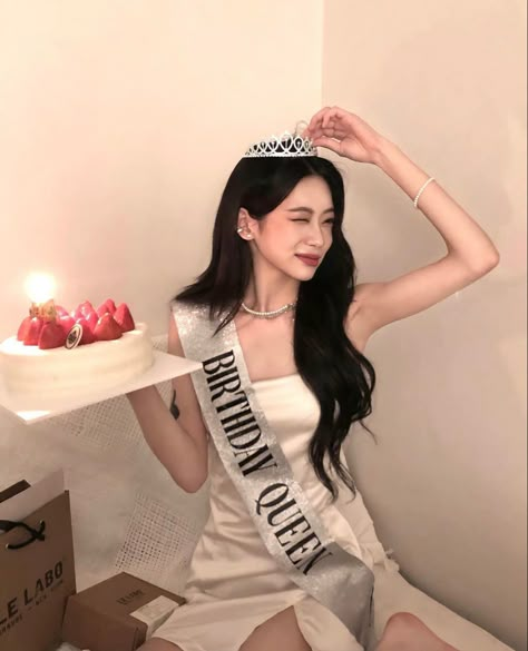 yooxseo on instagram Me Happy Birthday, Birthday Poses, 18th Birthday Outfit, Korean Photoshoot, 17th Birthday Ideas, Bday Photoshoot, Birthday Photoshoot Ideas, Chica Cool, 21st Birthday Photoshoot