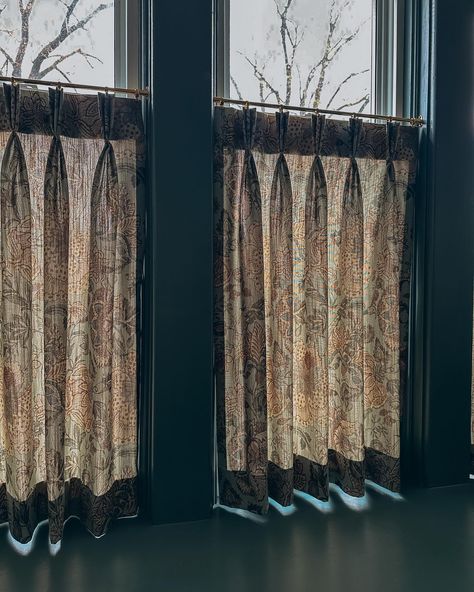 My love for dark & moody patterns also extends to window coverings, as seen here at the recent install for the Craftsman Project. #EmilyWunderDesign Moody Curtains, Craftsman Windows, Moody Bathroom, Moody Kitchen, Victorian Windows, Bathroom Window Treatments, Stone Ideas, Bathroom Windows, House Renovation