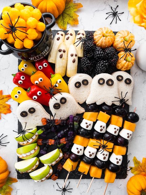 Halloween Snack Board, Fruit Board, Dessert Halloween, Postres Halloween, Halloween Party Food, Halloween Fruit, Halloween Snack, Halloween Movie Night, Halloween Party Snacks