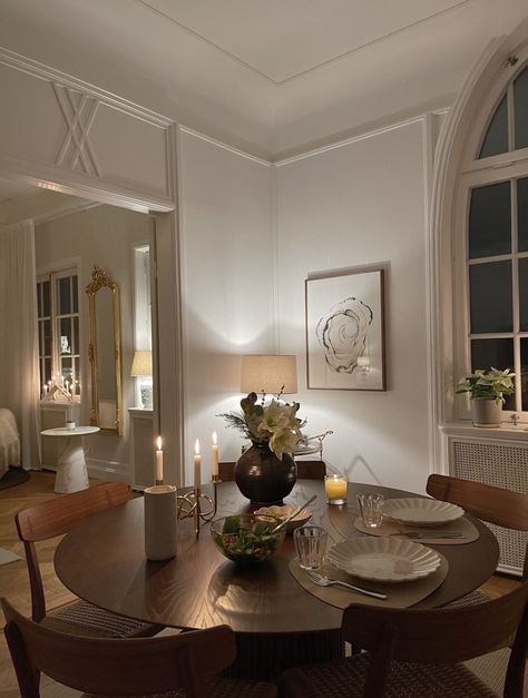 Dining Room Apartment Aesthetic, Classic Home Interiors Living Rooms, Cozy Dining Room Aesthetic, Dinningroom Style, Apartment Inspiration Aesthetic, Appartement Aesthetic, Aesthetic Dining Room, Dining Room Apartment, Dining Room Aesthetic