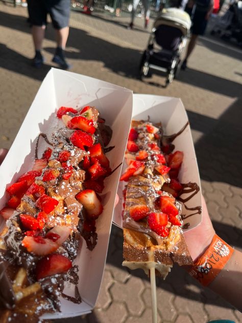 Waffle On Stick, Lolly Waffle Sticks, Waffle On A Stick Food Truck, Waffle Street Food, Breakfast Finger Foods, Food Truck Desserts, Nutella Bar, Waffle Pops, Waffle Sticks