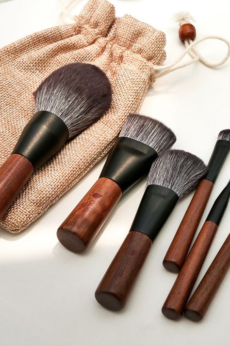 Travel essential makeup brush set Wooden Makeup Brushes, Essential Makeup Brushes, Essential Makeup, Expensive Makeup, Travel Makeup Brushes, Travel Noire, Makeup Brushes Set, Holiday Trip, Make Up Brushes