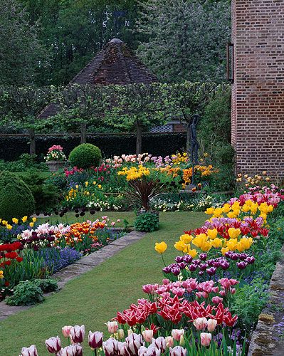 Tulips In Landscape, Tulips Garden Design, Colourful Gardens, Bulbs Garden Design, Garden Design Layout Landscaping, Creative Garden Decor, Tulip Field, Manor Garden, Beautiful Home Gardens