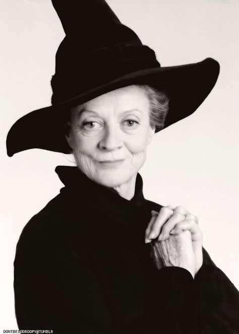 Minerva Once And Future, Minerva Mcgonagall, Maggie Smith, Lady Mary, Harry Potter Film, Harry Potter Cast, Harry Potter Love, Wizarding World Of Harry Potter, Old Woman