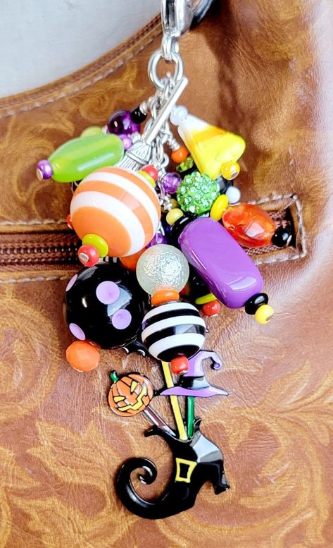 Beaded Purse Charms, Things To Do With Beads, Halloween Purses, Halloween Backpack, Halloween Purse, Halloween Boots, Halloween Craft Projects, Pen Craft, Color Composition