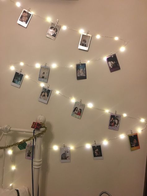 Fairy Lights Bedroom Polaroid, Polaroid Wall With Lights, Photo Light Room Decor, Fairy Lights With Polaroids, Photo Hanger Ideas, Aesthetic Polaroid Ideas, Room Poloroid Ideas, String Lights With Pictures, Fairy Lights Polaroids