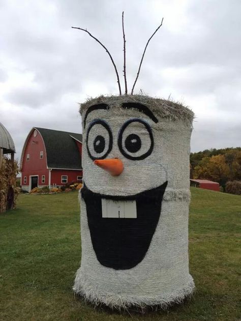 Round Hay Bale Decorating Ideas Fall, Christmas Hay Bale Decor, Christmas Hay Bales, Round Hay Bale Decorating Ideas, Swimming Pond Ideas, Christmas Hay Bale, Hay Bale Christmas, Hay Bale Halloween, Hay Bale Decorating Ideas