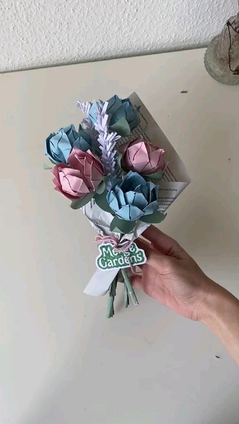 Diy Birthday Gifts For Friends, Instruções Origami, Diy Gift Set, Paper Bouquet, Pinterest Diy Crafts, Easy Paper Crafts Diy, Handmade Paper Crafts, Paper Flowers Craft, Diy Paper Crafts Decoration