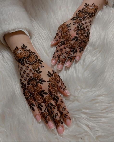 Floral Mehndi Designs, Floral Mehndi, Mehndi Designs Bridal Hands, Very Simple Mehndi Designs, Simple Mehndi Designs Fingers, Modern Mehndi Designs, Engagement Mehndi Designs, Full Mehndi Designs, Pretty Henna Designs