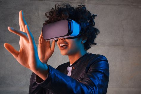 Hobbies For Couples, Virtual Reality Games, Vr Experience, Virtual Reality Headset, Experiential Learning, Vr Headset, Kids App, Tech Trends, Construction Company