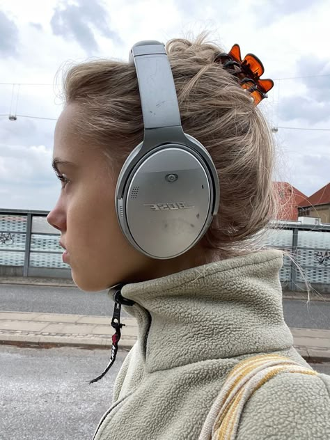 Anna Munch, Bose Headphones Aesthetic, Bose Headphones, Cute Headphones, Bose Quietcomfort, Girl With Headphones, White Headphones, Headphones With Microphone, Noise Cancelling Headphones