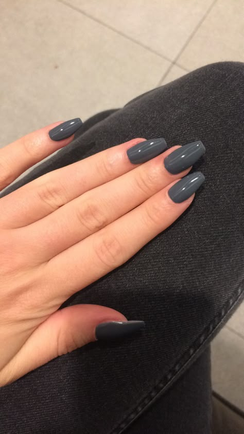 Dark Grey Acrylic Nails Coffin, Grey Nails Winter, Grey Colored Nails, Almond Grey Nails Designs, Dark Grey Acrylic Nails Design, Painted Nails Ideas Polish Simple, Grey Nails Inspiration, Gunmetal Grey Nails, Acrylic Nails Dark Colors