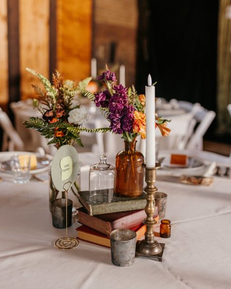 Cool Wedding Centerpieces, Antique Wedding Centerpiece Ideas, Thrifted Wedding Vases, Simple Vintage Centerpieces, Vintage Farmhouse Wedding Decor, Old Book Wedding Decor, Vintage Fall Wedding Decorations, Antiques Wedding Decor, Rustic Theme Party Table Decorations