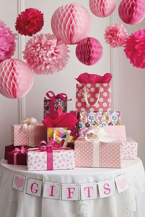 To be organize, have a birthday gift corner. Great idea! Idee Babyshower, Baby Shower Princess, Baby Shower Planning, Baby Diy, Baby Shower Fun, Gift Table, Baby Sprinkle, Pink Baby Shower, Baby Shower Gender Reveal