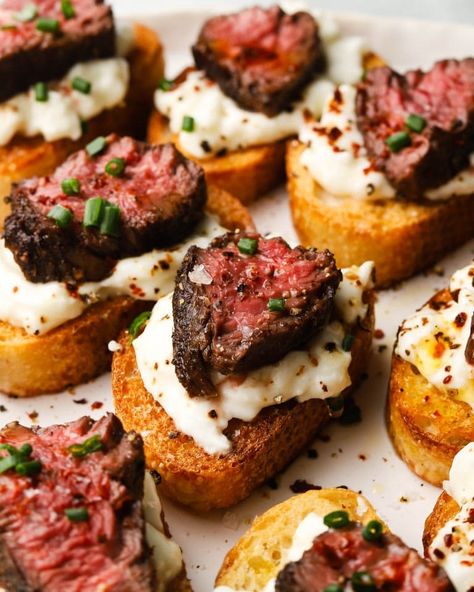 Steak Crostini, How To Cook Steak, Best Appetizers, Appetizers For Party, Appetizer Snacks, Mac And Cheese, Finger Foods, Appetizer Recipes, Love Food