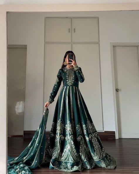 Long Maxi Dress Wedding, Maxi Pakistani Formal Wear, Bridal Anarkali Dress, Desi Maxi Dress, Pakistani Anarkali Suits Weddings, Desi Gown Dresses, Desi Formal Dresses, Trendy Party Wear Dresses For Women, Indian Designer Anarkali Dresses