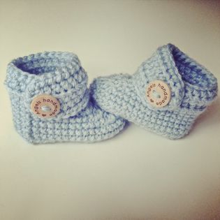 Een gratis Nederlands haakpatroon van Babyslofjes. Wil jij ook leuke babyslofjes haken? Lees dan verder over het haakpatroon op haakinformatie.nl Baby Uggs, Diy Bebe, Fashion Baby Girl Outfits, Haken Baby, Crochet Booties, Crochet Baby Shoes, Baby Slippers, Baby Diy, Crochet Baby Booties