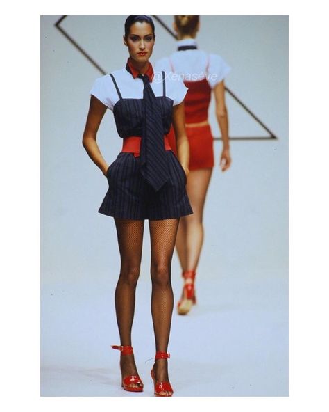 Yasmeen Ghauri on Instagram: “#yasmeenghauri #supermodel #fashionicon #90sfashion” Yasmeen Ghauri Long Hair, Yasmeen Model, Yasmeen Gauri, 90s Model Aesthetic, 90's Supermodels, 1990s Runway, 1990s Supermodels, Yasmeen Ghauri, Decades Of Fashion