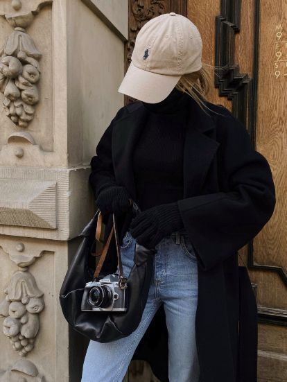 Baseball Cap Outfit Dressy, Cap Outfits For Women Winter, Barcelona February Outfit, Polo Cap Outfit Women, Baseball Hat Outfit Fall, Barcelona Winter Outfit, Barcelona Outfits Winter, Polo Hat Outfit, Dad Hat Outfits Women