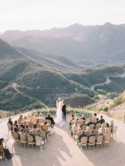 Kurt Boomer Malibu Rocky Oaks Wedding, Small Outdoor Wedding, Malibu Rocky Oaks, Wedding Ceremony Ideas, Summer Wedding Outdoor, Desi Wedding, Big Wedding, Outdoor Wedding Ceremony, Estate Wedding