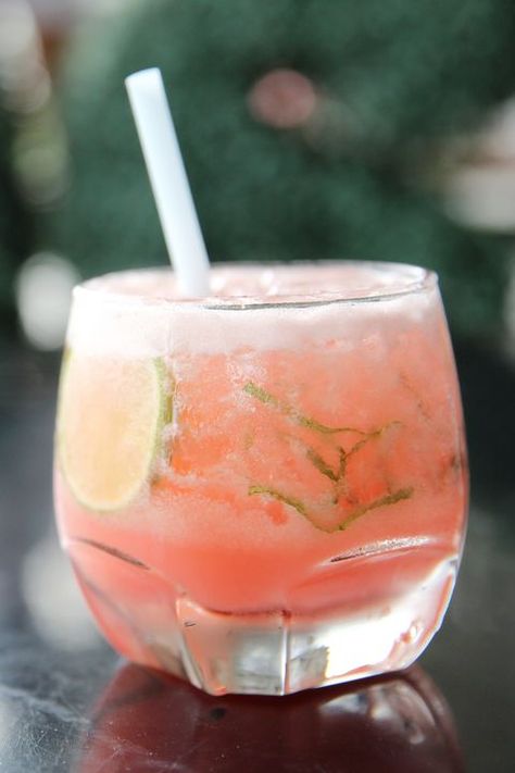 Aperitif, Pink Champagne Margarita, Sparkling Wine Drinks, Wine Recipes Drink, Prosecco Cocktail Recipes, Champagne Margaritas, Champagne Recipe, Champagne Recipes Cocktails, Champagne Drinks