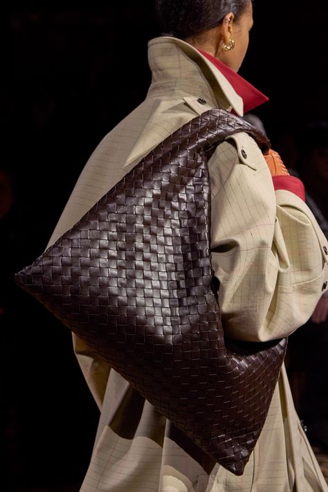 Bottega Veneta Fall 2024 Ready-to-Wear https://www.vogue.com/fashion-shows/fall-2024-ready-to-wear/bottega-veneta/slideshow/collection#40 Fw 2024, Bottega Bag, Sac Tote Bag, Bottega Veneta Bag, Slouchy Bag, Fall Handbags, Brown Bag, Fall Accessories, Fashion Weeks