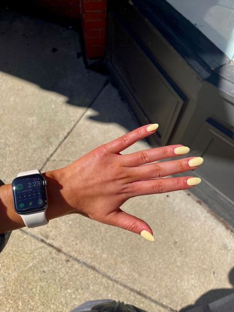 Summer Nails Trendy Yellow, All Yellow Nails, Simple Nails Summer 2023, Subtle Summer Nails 2023, Pastel Yellow Nails Aesthetic, Spring Nail Yellow, Spring Nails Pastel Yellow, Almond Nails Yellow Pastel, Cute Summer Nails Yellow