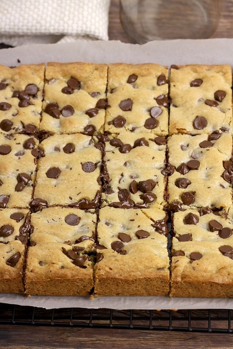 Kos, Pillsbury Chocolate Chip Cookie Dough, Moist Chocolate Chip Cookies, Chewy Cookie Bars, Chocolate Chip Pan Cookies, Pillsbury Chocolate Chip Cookies, Chocolate Chip Cookie Bar, Nestle Chocolate Chip Cookies, Chocolate Chip Cookie Bar Recipe