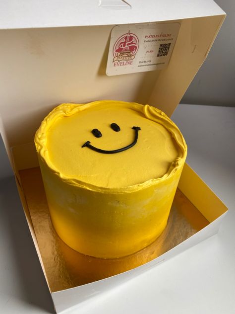 Strawberry cake with a smiley🙃 Smile Cake Aesthetic, Happy Face Cake, Smiley Face Cake, Smiley Cake, Healthy Baking Alternatives, Sugar Free Pastries, Smile Cake, Yellow Birthday Cake, Teacher Cakes