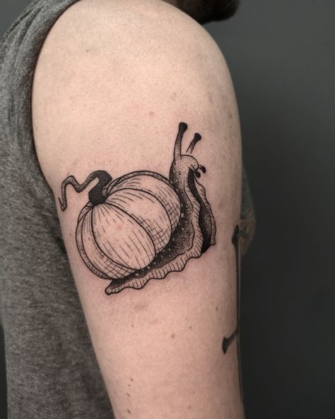 Little pumpkin snail tattoo perfect for Halloween season #halloweenart #halloweentattoo #tattoodesign #tattooidea Spooky Whimsical Tattoo, Bat Halloween Tattoo, Cute Bone Tattoo, Pumpkin Stick And Poke Tattoo, Pumpkin Line Tattoo, Autumn Tattoo Design, American Traditional Snail Tattoo, Spooky Halloween Tattoos, Spooky Nature Tattoo