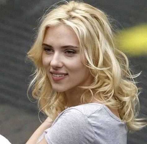 Young Scarlett Jonhsson, Scarlett Jonhsson 2000s, Scarlett Johannes, Scarlette Johanson Hair, Scarlett Jonhsson, Scarlet Johanson, Black Widow Aesthetic, No Makeup, Ins And Outs