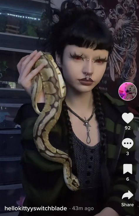 No Eyebrow Makeup Look, No Eyebrow Makeup, No Eyebrows Makeup Look, No Eyebrows, Tradgoth Eye Makeup, Alt Makeup Dark Skin, Everyday Trad Goth Makeup, Goth Makeup Thick Eyebrows, Trad Goth Makeup Poc