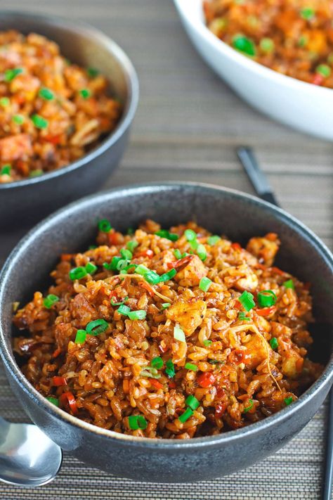 This Crispy Tofu Spicy Fried Rice is easy to make, 100% vegan and vegetarian, and loaded with delicious crispy pan-fried tofu! It packs a punch with bold flavors from Lao Gan Ma’s Spicy Chili Crisp Sauce, and is also easily customizable with your favorite veggies. This is one back pocket fried rice that all spicy fried rice lovers NEED to try! #spicyfriedrice #friedrice #vegetarianfriedrice #tofu #recipe #vegan #vegetarian | thatspicychick.com Vegan Rice Recipes, Spicy Chili Crisp, Tofu Spicy, Spicy Fried Rice, Vegetarian Fried Rice, Jasmine Rice Recipes, Vegan Fried Rice, Rice Recipes Vegan, Rice Pilaf Recipe