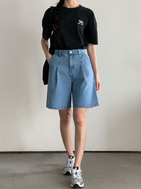 Denim Shorts Outfits Women, Long Denim Shorts Outfit, Denim Shorts Outfits, Jorts Outfit, Korean Ootd, Tomboy Femme, Fashion Show Poster, Long Denim Shorts, Denim Shorts Outfit