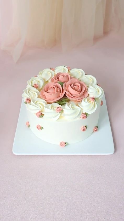 刘颖颖 | Delight in the simple elegance of our Classic Cream Cake, perfect for any celebration. #birthdaycake #dessert#cake#customcake… | Instagram Simple Celebration Cake, Classic Cake Designs Birthday, 8 Inch Cake Designs, Girly Cakes For Women, Cake Wedding Simple, Whipped Cream Cake Design, Vintage Cakes Birthday, Vintage Cake Ideas, Birthday Cake Pretty