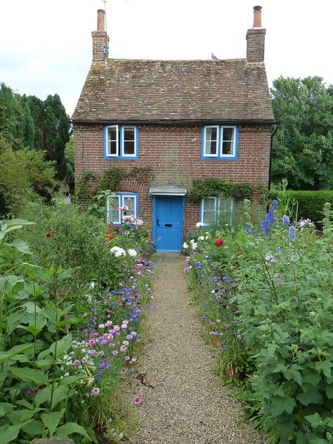 Cottage Garden at Goodnestone Kent Oxford Cottage, Sea Side Cottage, 80s House Exterior Aesthetic, Cottages Uk, 80s House, British Cottage, Simple Cottage, British Architecture, English Cottage Garden