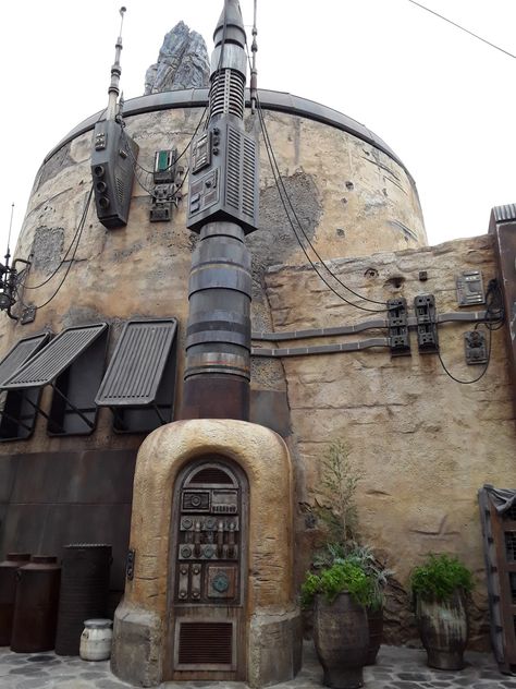 Disneyland Star Wars land Starwars Architecture, Star Wars Buildings, Star Wars Architecture, Star Wars Environment, Star Wars Desert, Star Wars City, Star Wars Props, Star Wars Land, Scifi Building