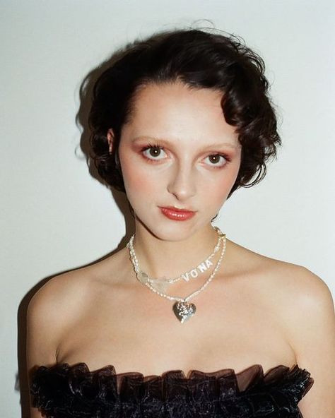 Vona by Klara-Marie Bliss on Instagram: "Young Edit Piaf vibes with new 𝗩𝗢𝗡𝗔 choker and Loulou corset shoppable on my depop 🐈‍⬛ heart locket necklace available via @thetimetravelersdaughter , def worth checking out for some cool holy inspired necklaces ⭐️" Heart Locket Necklace, Heart Locket, Locket Necklace, Locket, Makeup, Instagram