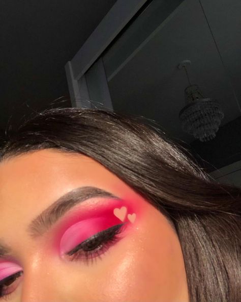 Valentine’s Day look that literally give you heart eyes 💕emoji inspired Simple Valentine Makeup Looks, Heart Eyeshadow Makeup, Easy Valentines Makeup Looks, Soft Valentines Day Makeup, Heart Eye Shadow, Valentines Eyeshadow Look Easy, Pink Eyeshadow Looks Valentines Day, Pink Heart Eye Makeup, Eye Makeup Heart