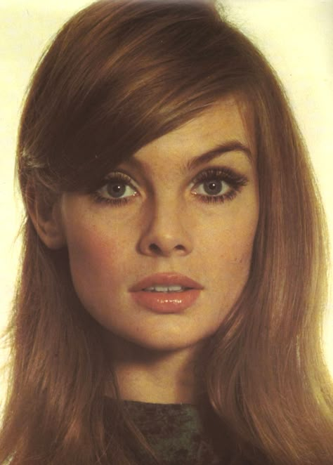 Miss Jean Rosemary Shrimpton 1966. If she came to Pinterest and saw the 400+ boards of her photos she would need a stiff drink. No wonder she is a recluse. 1960s Makeup, 60s Makeup, Fashion 60s, 70s Makeup, 60s Hair, Jean Shrimpton, Retro Makeup, Vintage Makeup, 60s Fashion