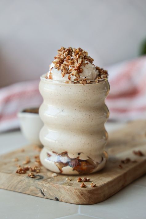 Apple Crisp Smoothie, Fancy Healthy Breakfast, Erewhon Smoothie Recipes, Protein Apple Crisp, Gourmet Smoothies, Vegan Apple Recipes, Autumn Smoothie, Smoothie High Protein, Apple Cider Smoothie