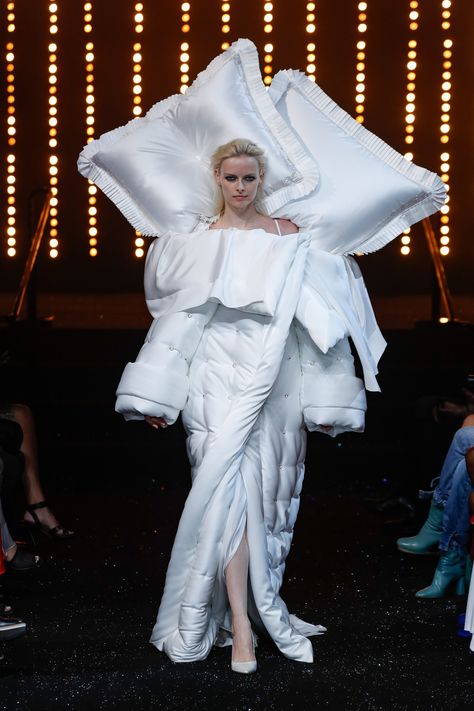 Part of the reimagined Bedtime Story collection by Viktor & Rolf to mark the brand's 25th anniversary. Couture, Fashion Fail, Bed Outfit, Camp Fashion, Victor And Rolf, Space Fashion, Collection Couture, Runway Outfits, Viktor Rolf