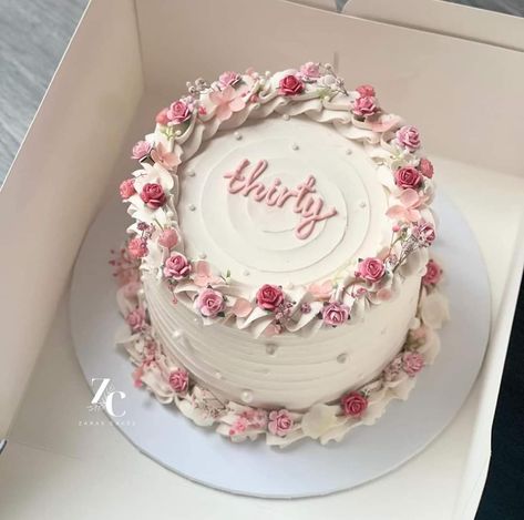 Pretty Buttercream Cakes, End Of Summer Cake, Diy Floral Cake, Floral Cake Ideas, Round Birthday Cakes, Flower Buttercream, Small Birthday Cakes, Vintage Birthday Cakes, Decorate A Cake