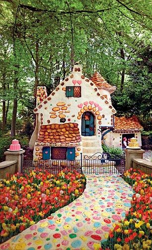 House Netherlands, Hansel And Gretel House, Fairytale House, Hansel And Gretel, Bg Design, Candy House, Fairy Houses, Cozy Cottage, Fairy House