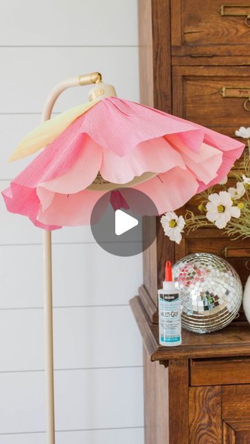 Making Lamp Shades Diy, Crepe Paper Flower Lamp, Diy Paper Flower Lamp Shade, Flower Lamp Shade Diy, Paper Flower Lamp, Flower Lamp Diy, Lamp Shade Paper, Paper Flower Lights, Lamp Shade Diy