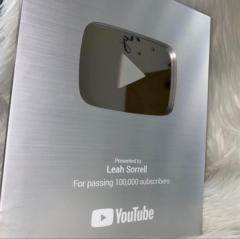 Youtube Plaque Aesthetic, Youtube Plaque, Youtube Goals, Pastel Gamer, Youtuber Aesthetic, Youtube 2023, Youtube Motivation, Hypebeast Iphone Wallpaper, Dream Life Goals